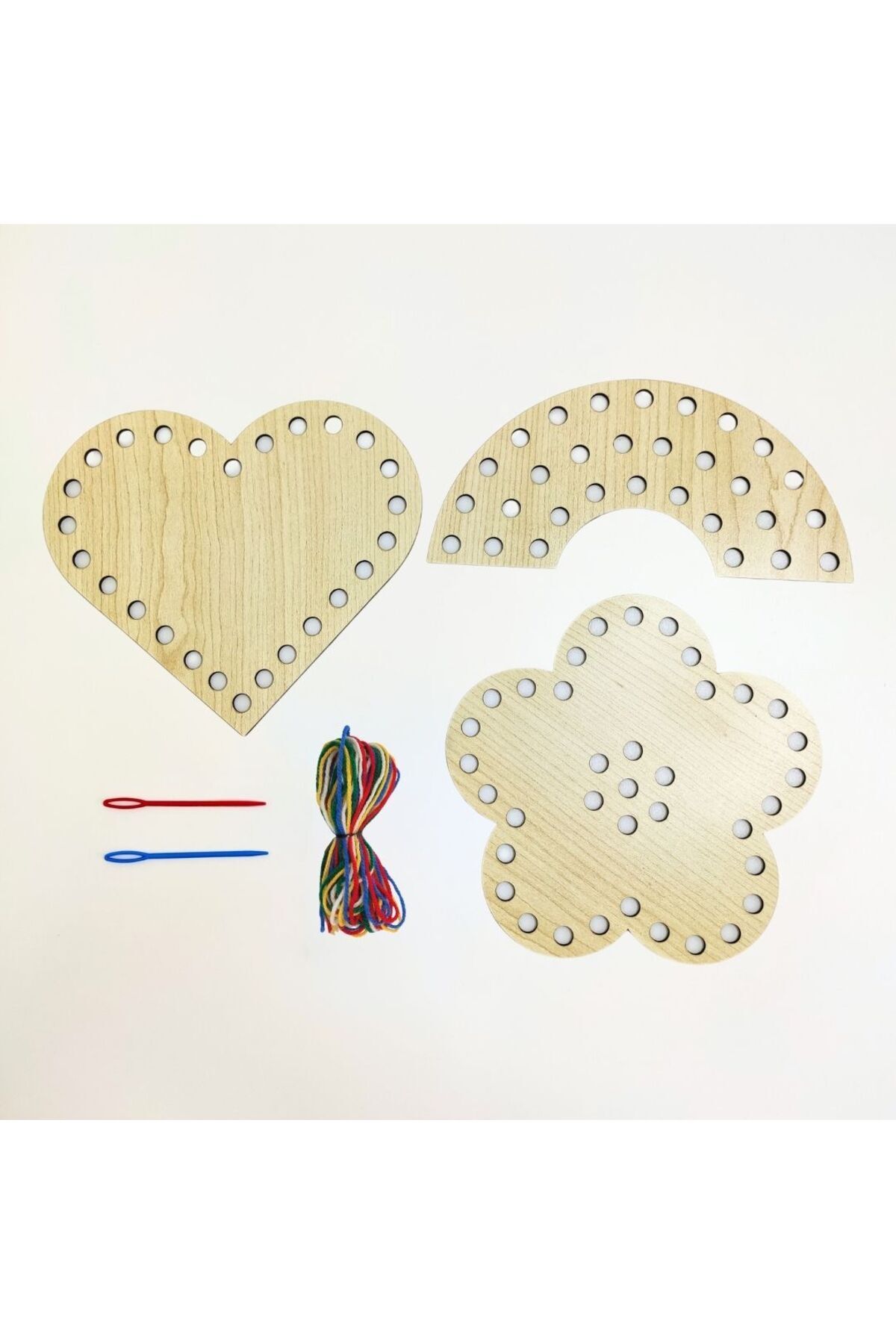 Dodo Montessori Ahşap Dikiş ve Desen Kartları Seti – 3 Farklı Şekil, Güvenli İğne, 5 Renk İp | Montessori Aktivitesi fotoğrafı 4 (önizleme)