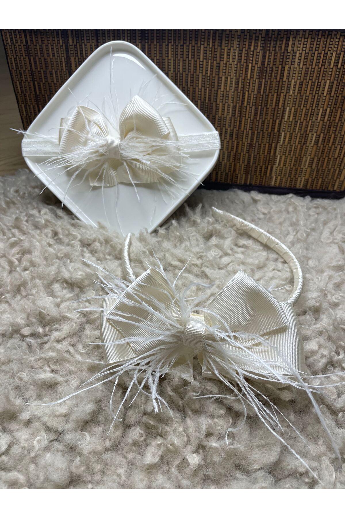 Rengarenk Minikler Beyaz Tüylü Krem Renk Kurdele Fiyonk Anne Bebek Lohusa Taç Seti – Taç – Taç – Taç fotoğrafı 3 (önizleme)