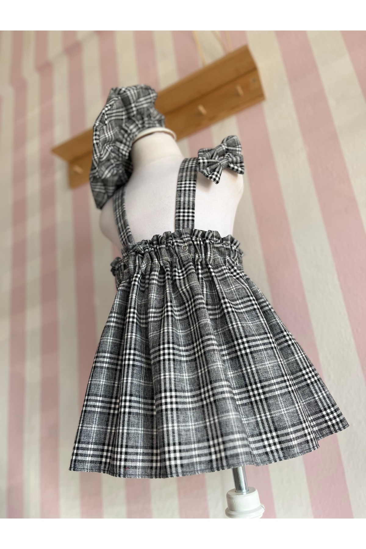 Eylülce Butik Kız Bebek & Kız Çocuk Gri Ekoseli Salopet Elbise & Ressam Şapkası & Toka Takım (%100 Pamuk Kumaş) fotoğrafı 7 (önizleme)