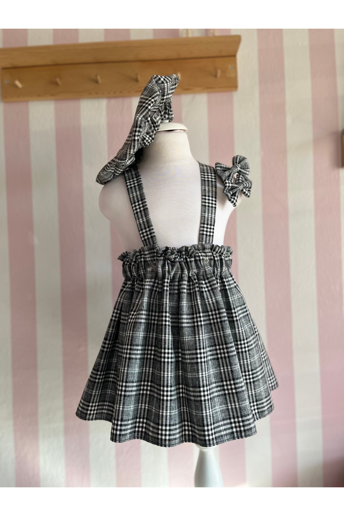 Eylülce Butik Kız Bebek & Kız Çocuk Gri Ekoseli Salopet Elbise & Ressam Şapkası & Toka Takım (%100 Pamuk Kumaş) fotoğrafı 4 (önizleme)
