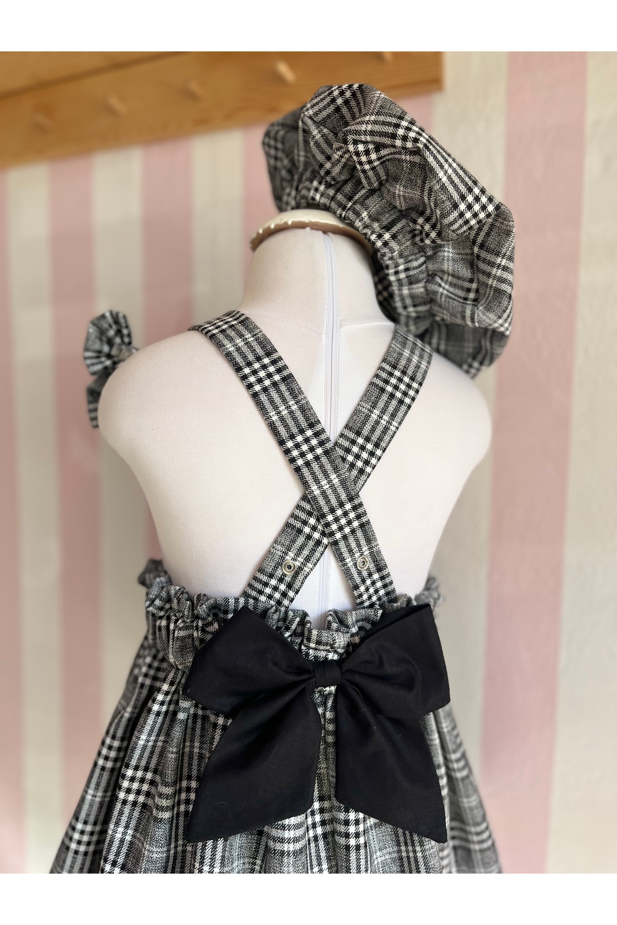 Eylülce Butik Kız Bebek & Kız Çocuk Gri Ekoseli Salopet Elbise & Ressam Şapkası & Toka Takım (%100 Pamuk Kumaş) fotoğrafı 2 (önizleme)