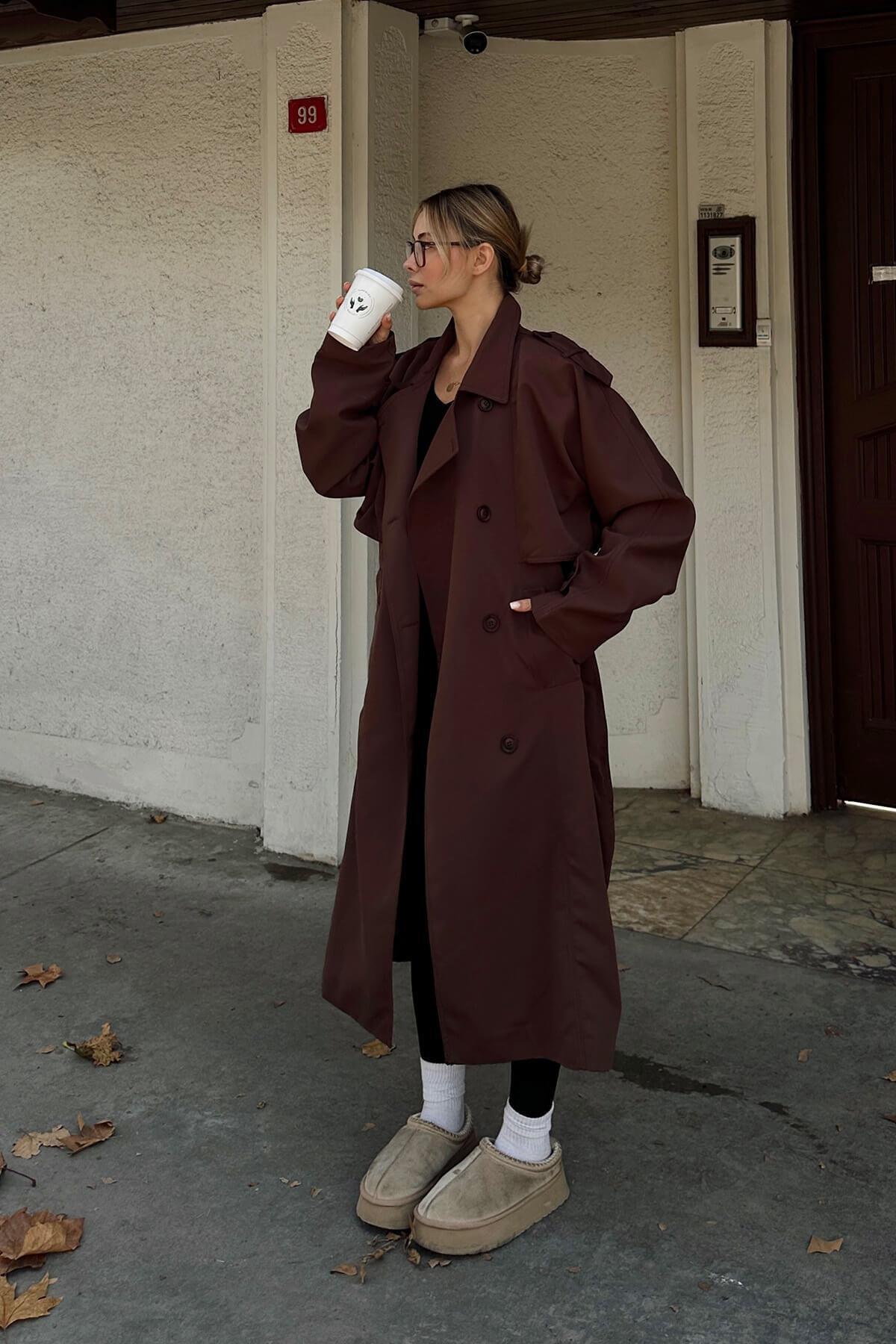 Swist  Kahverengi Oversize Kuşaklı Kruvaze Yaka Apoletli Kadın Midi Trençkot - Görsel 3