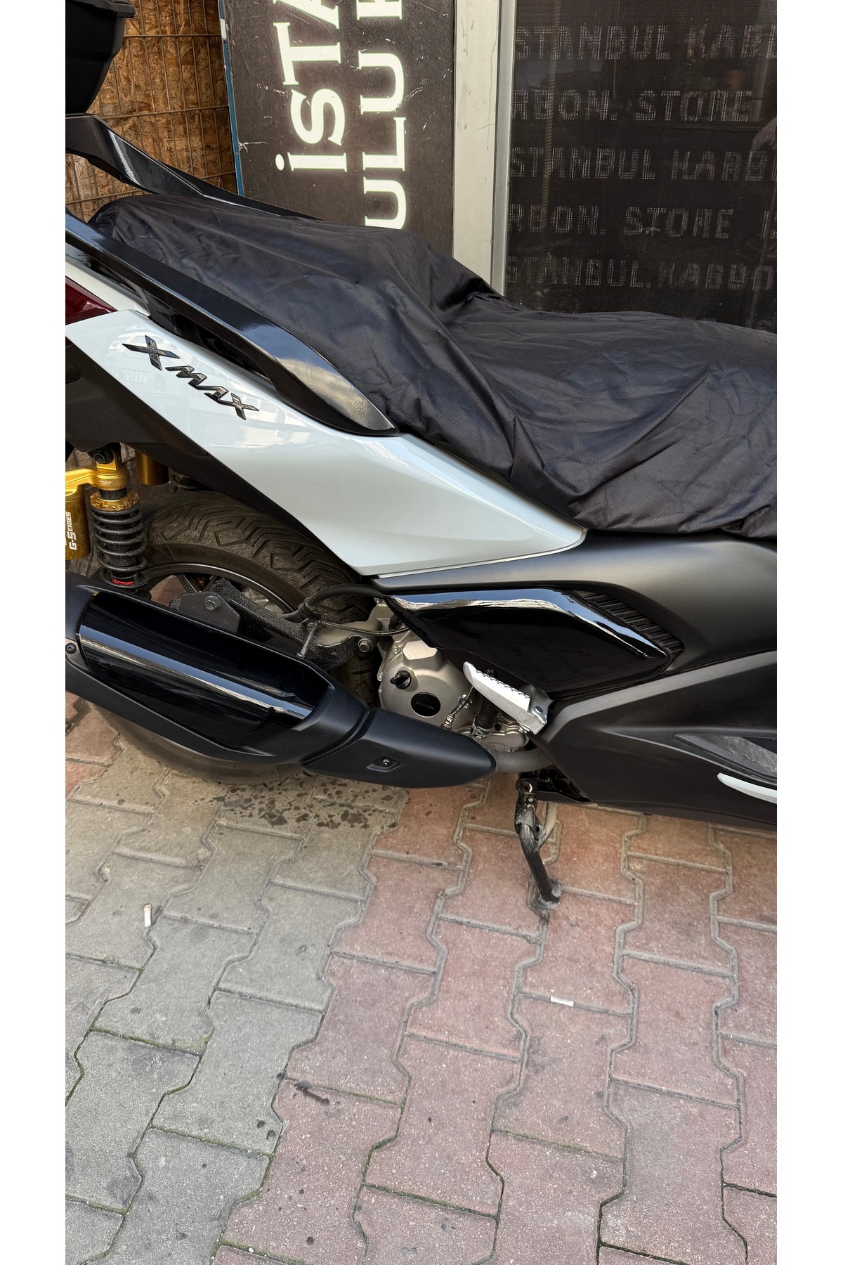 İ.S.K.STORE Xmax 250/300 2024/2025 model uyumlu sag sol yolcu basamak üstü piano black koruma kapak