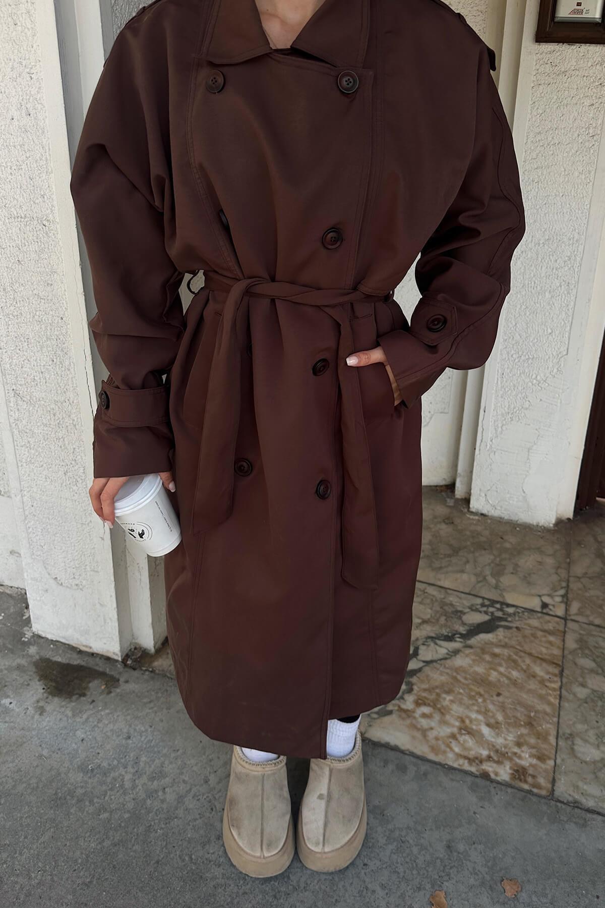 Swist  Kahverengi Oversize Kuşaklı Kruvaze Yaka Apoletli Kadın Midi Trençkot - Görsel 5