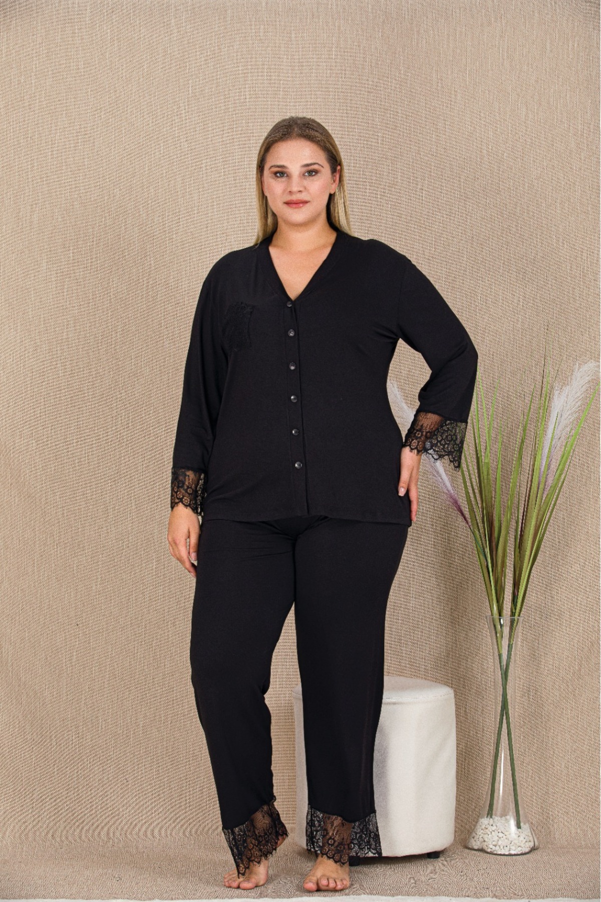 Kadın Siyah Büyük Beden Dantel Detaylı Düğmeli Uzun Kollu Pijama Takımı