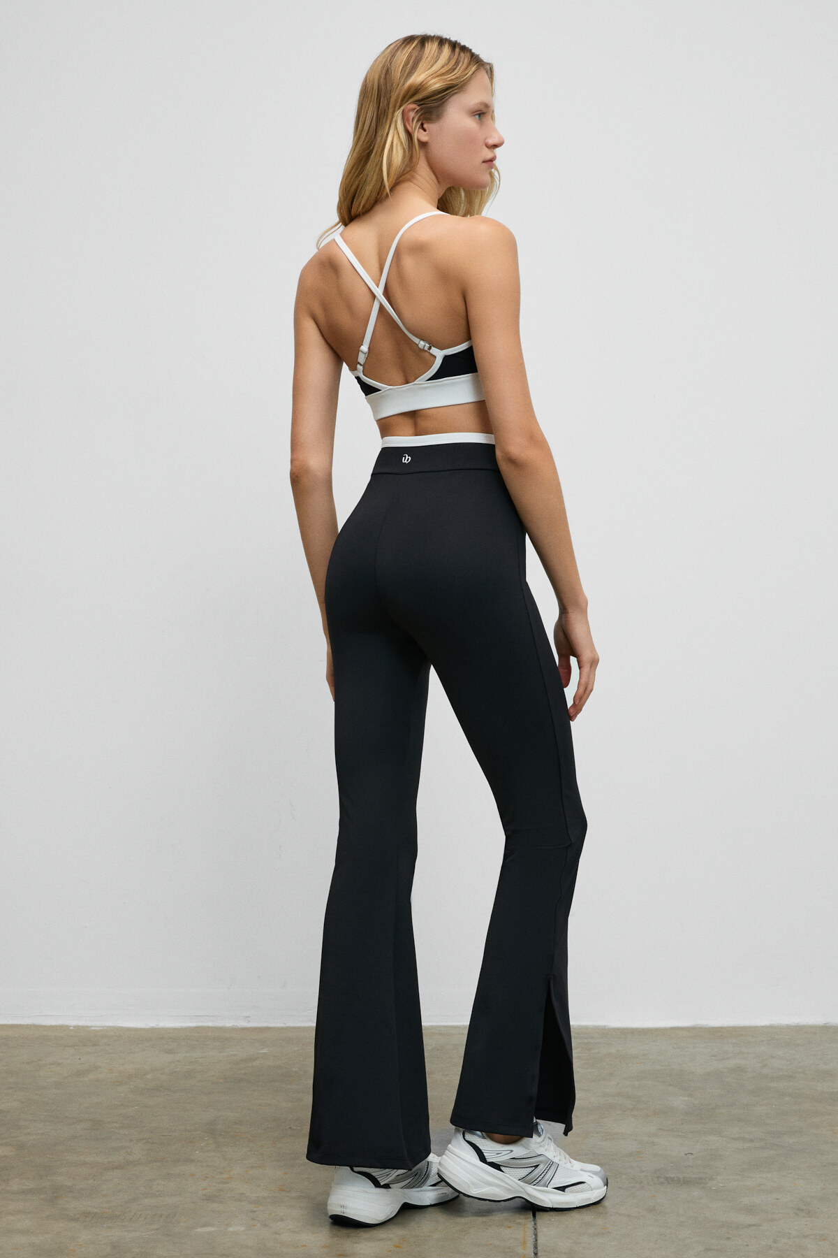 Urban Beat  GLIPSEN Kadın Yumuşak Ve Esnek Dokulu Kontrast Biyeli Asimetrik Kemerli İspanyol Paça Siyah Tayt - Görsel 7