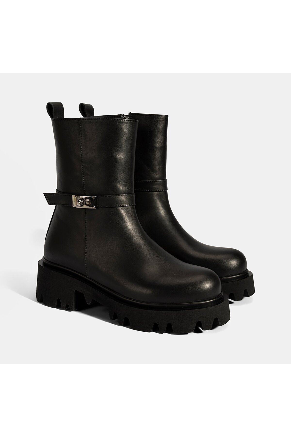 Desa Kadın Siyah Metal Tokalı Kalın Tabanlı Deri Bot