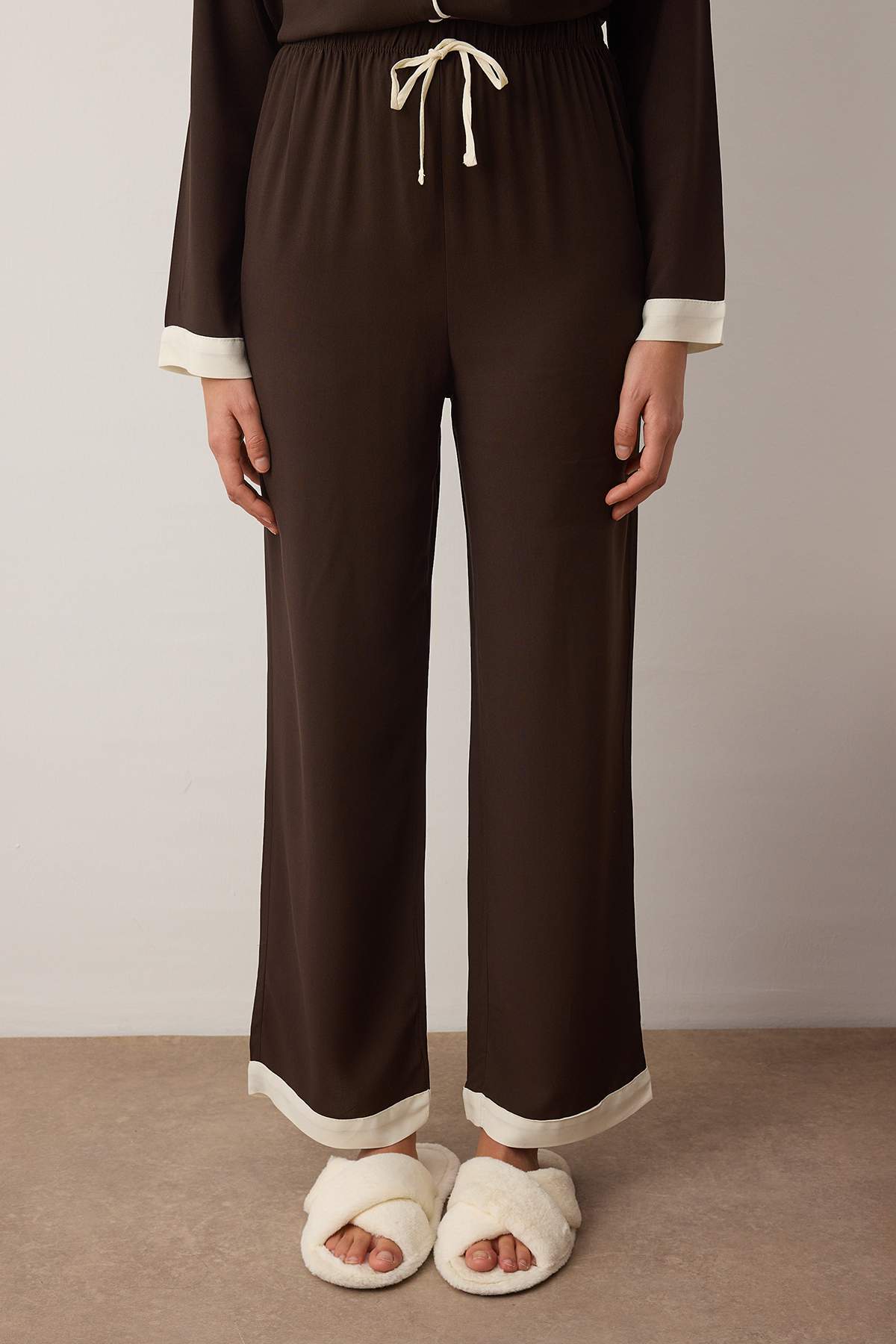 Trendyolmilla  Kahverengi Biyeli Viskon Dokuma Pijama Takımı THMAW26PT00088 - Görsel 3