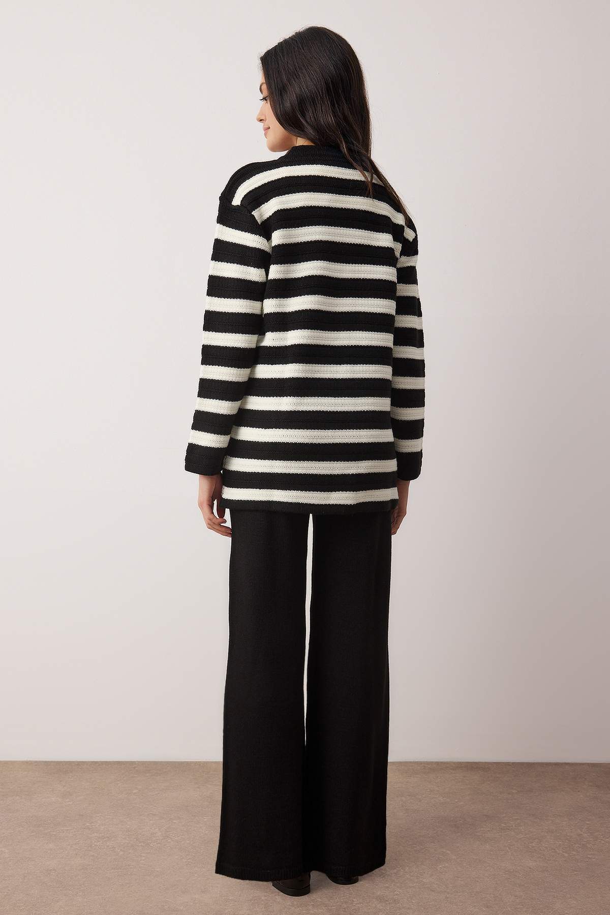 Trendyol Modest Schwarzes, durchbrochenes, gestreiftes Trikot-Hijab-Set (Unterteil und Oberteil) TCTAW26US00070