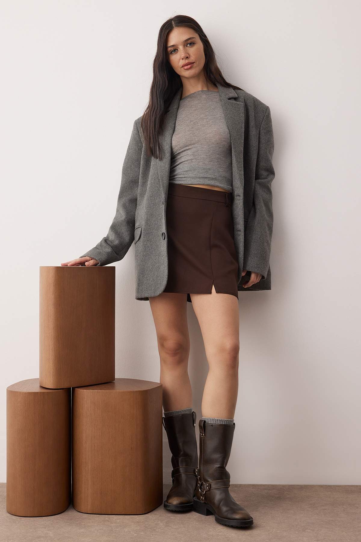 Trendyolmilla  Koyu Kahverengi Pile Detaylı Mini Yırtmaçlı Mini Boy Dokuma Etek TWOAW26ET00000 - Görsel 5