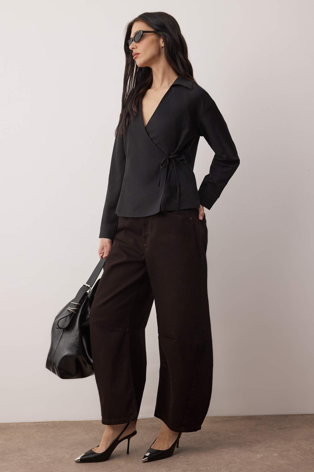 Trendyolmilla  Siyah Kruvaze Kapama Bağlama Detaylı Regular Kalıp Dokuma Gömlek TWOSS25GO00029 - Görsel 4