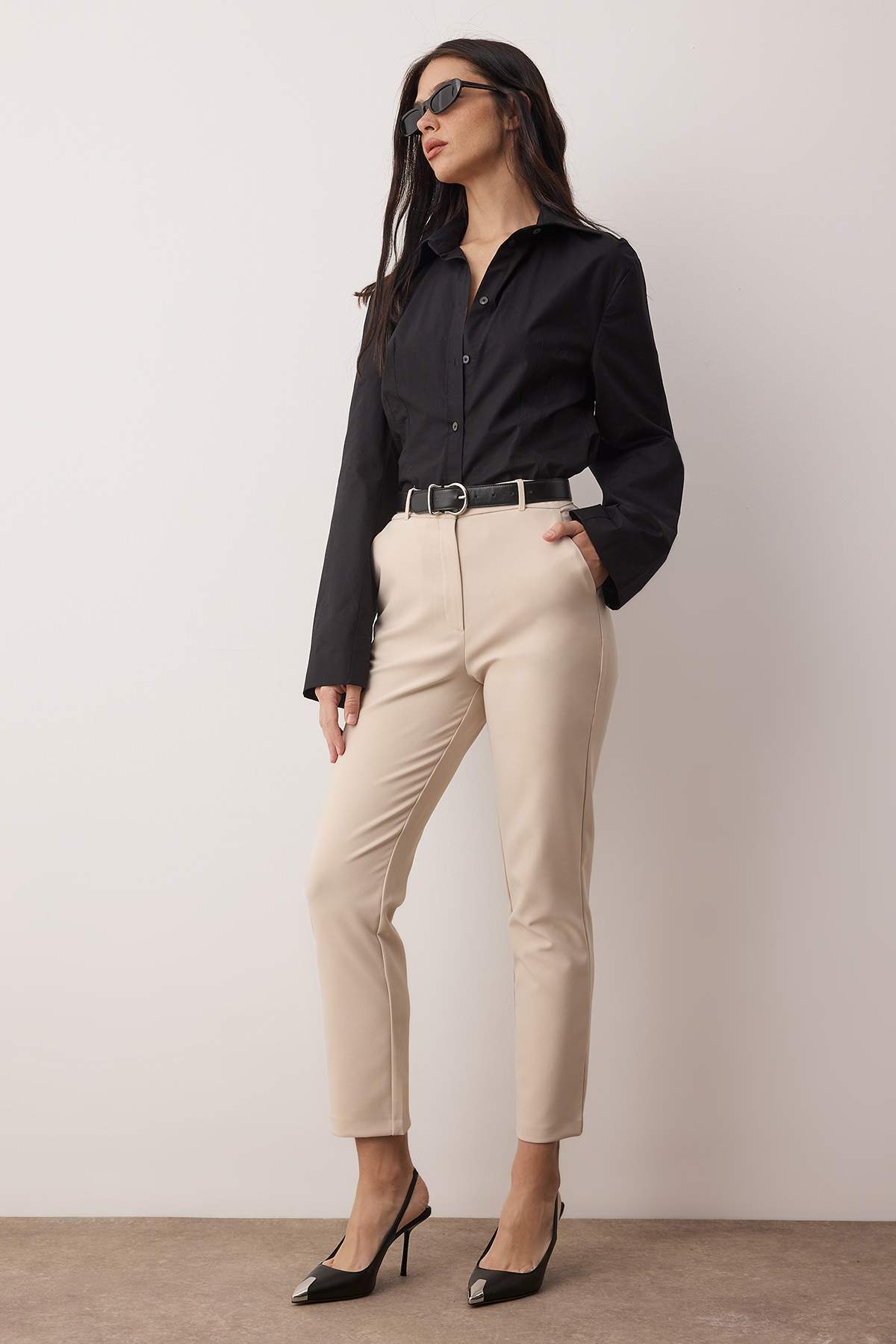 Trendyolmilla  Açık Bej Basic Cigarette Dar Paça Dokuma Kumaş Pantolon TWOSS19ST0038 - Görsel 2