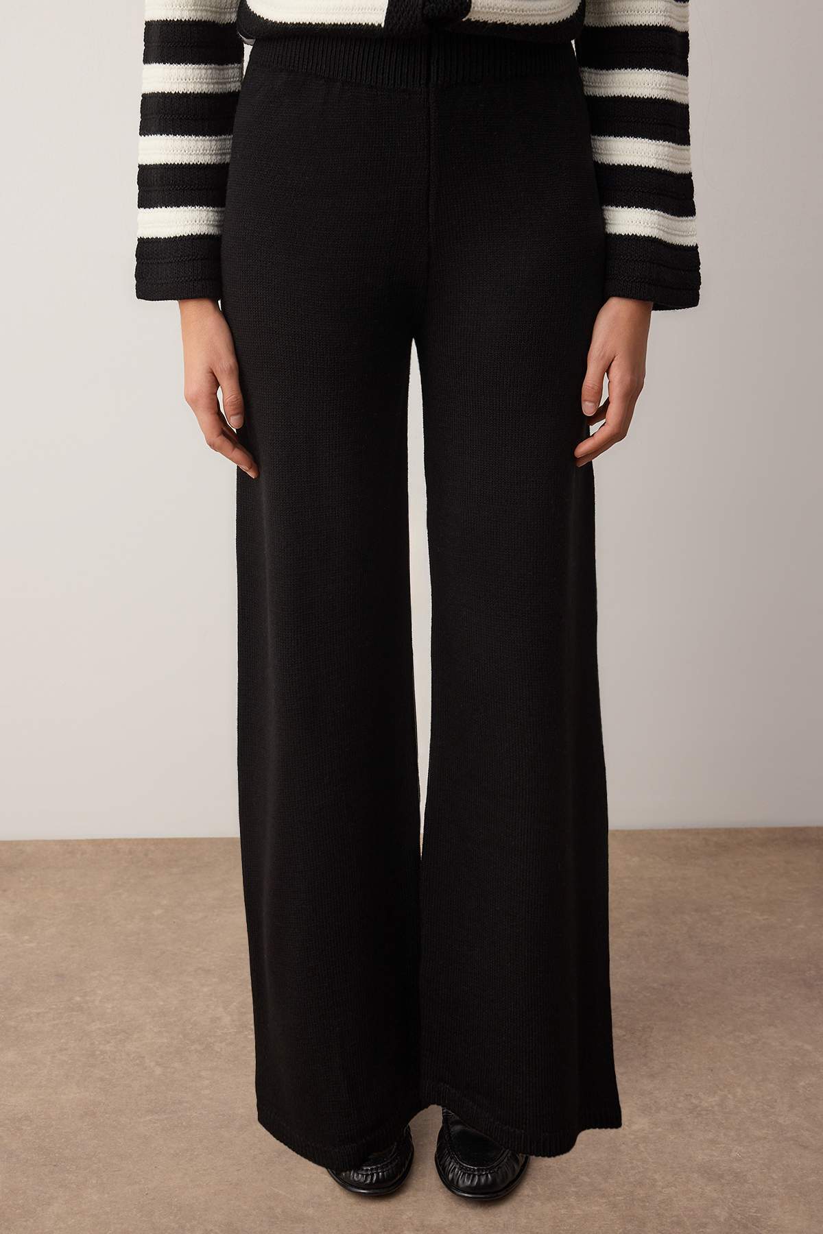 Trendyol Modest Schwarzes, durchbrochenes, gestreiftes Trikot-Hijab-Set (Unterteil und Oberteil) TCTAW26US00070