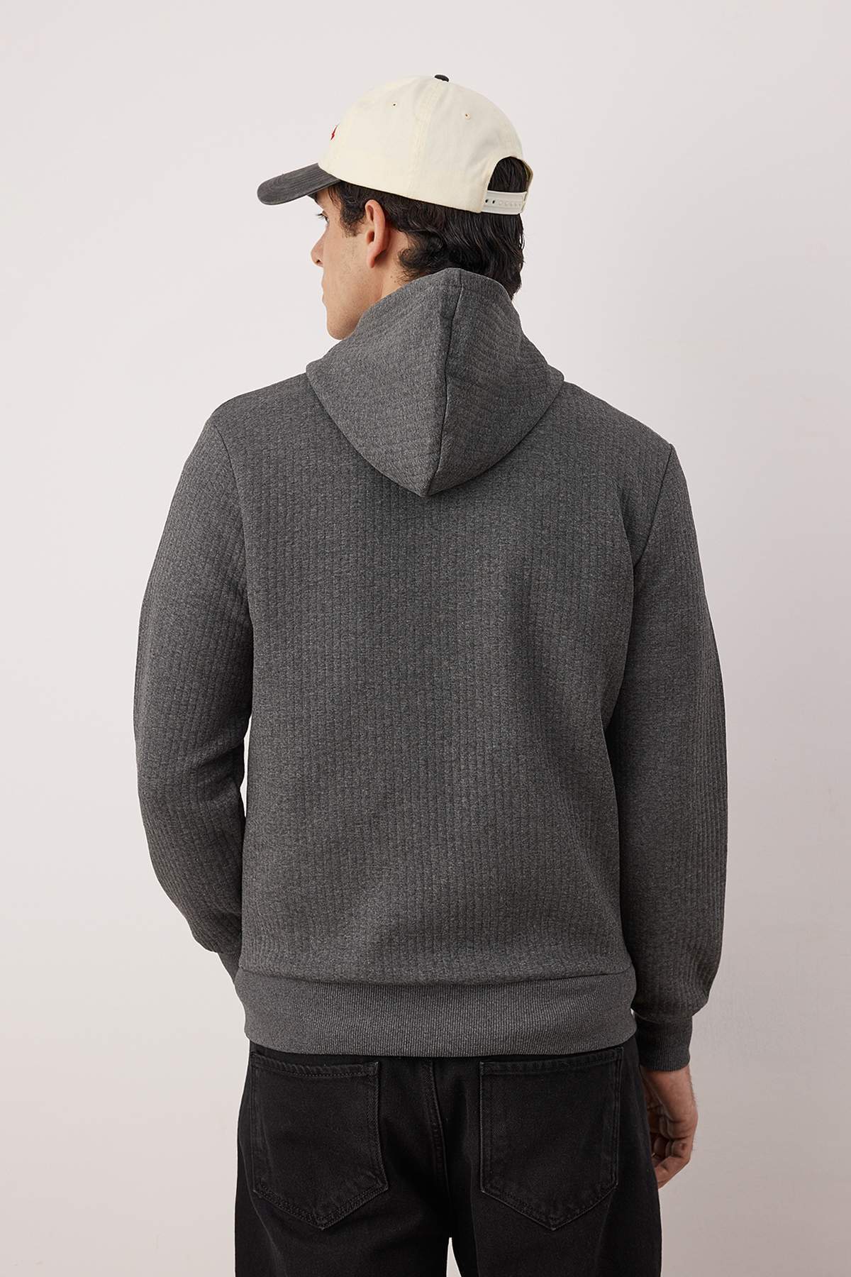 Trendyolmilla  Gri Regular/Normal Kesim Dokulu Kapüşonlu Sweatshirt TMNAW26SW00061 - Görsel 4