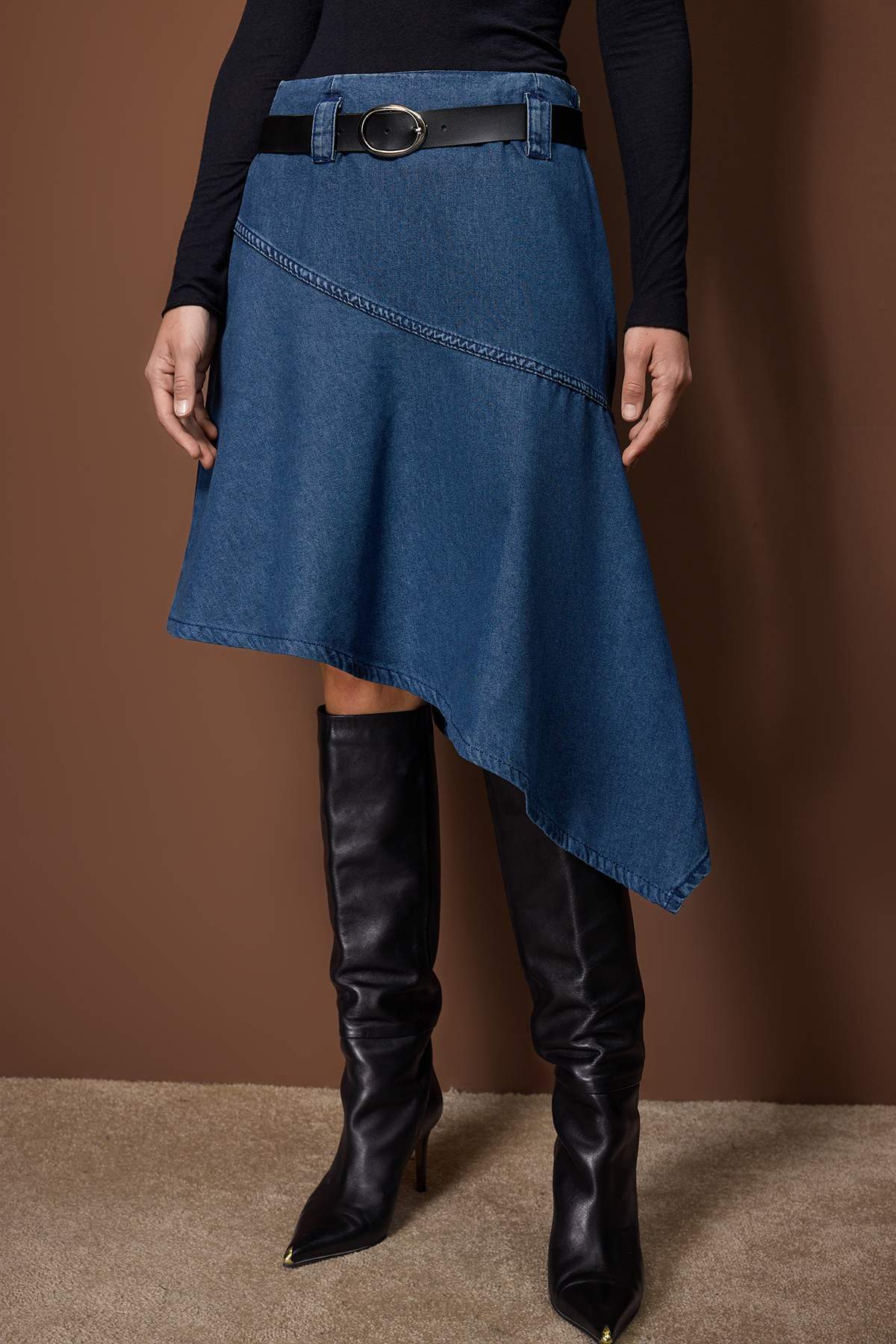 Trendyolmilla  Wardrobe Essentials Mavi Kemerli Asimetrik Midi Denim Etek TWOAW26ET00076 - Görsel 3