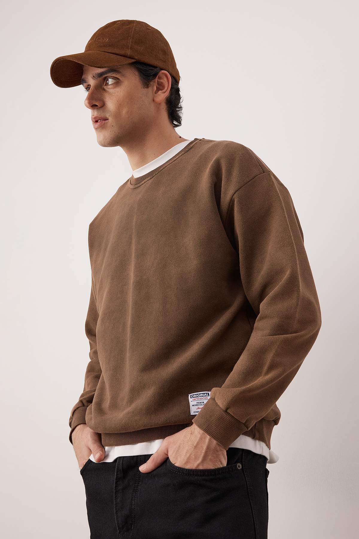 Trendyolmilla  Kahverengi Oversize/Geniş Kesim Eskitme/Soluk Efektli Şardonsuz Sweatshirt TMNAW24SW00021 - Görsel 3