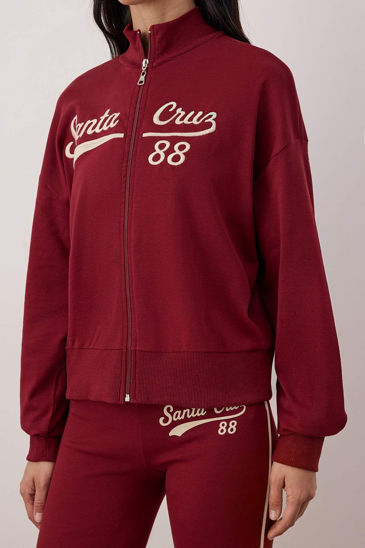 Trendyolmilla  Bordo 3'Lü Teen Slogan Nakış Detaylı Fermuarlı Esnek Örme Alt - Üst Takım TWOAW26AU00091 - Görsel 5