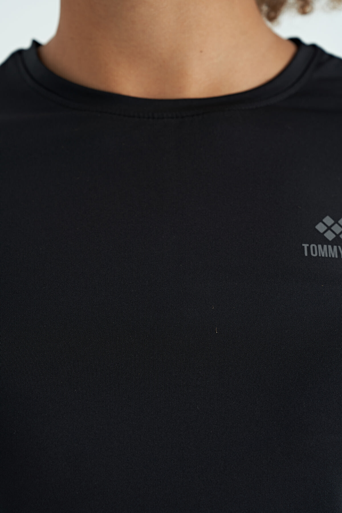 TOMMY LIFE Siyah Sırt Yırtmaç Detaylı O Yaka Kısa Kollu Standart Kalıp Kadın T-Shirt - 97267 görsel 7