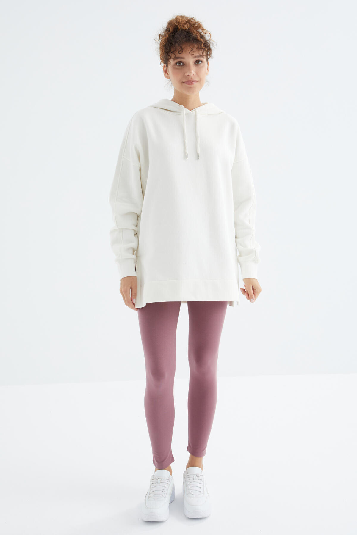 سویشرت تونیک کلاهدار فرم راحت رنگ اکرو Reglan Kol Basic - 97242