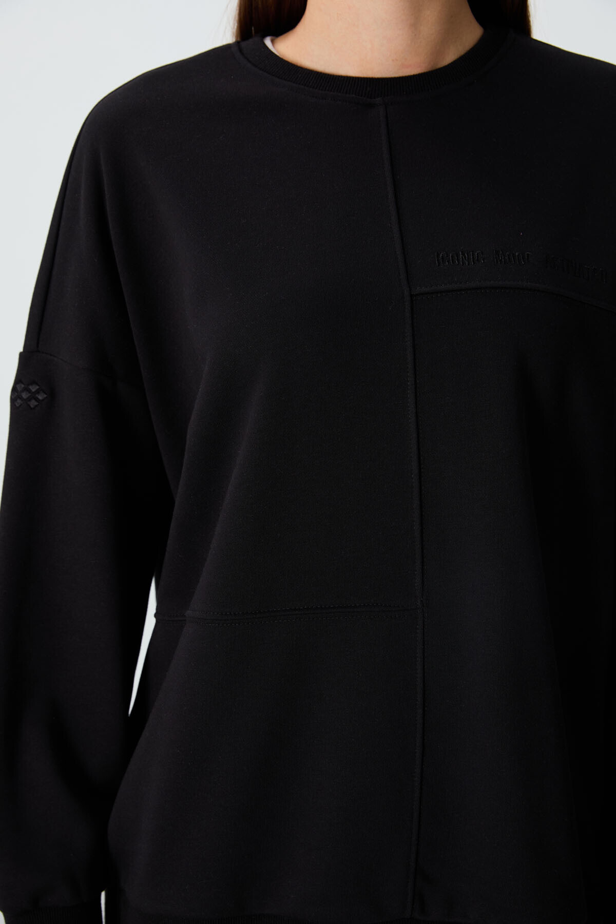 TOMMY LIFE  Siyah Kompakt Pamuklu Kalın Pürüzsüz Dokulu O Yaka Oversize Fit Kadın Sweatshirt - 97288 - Görsel 2