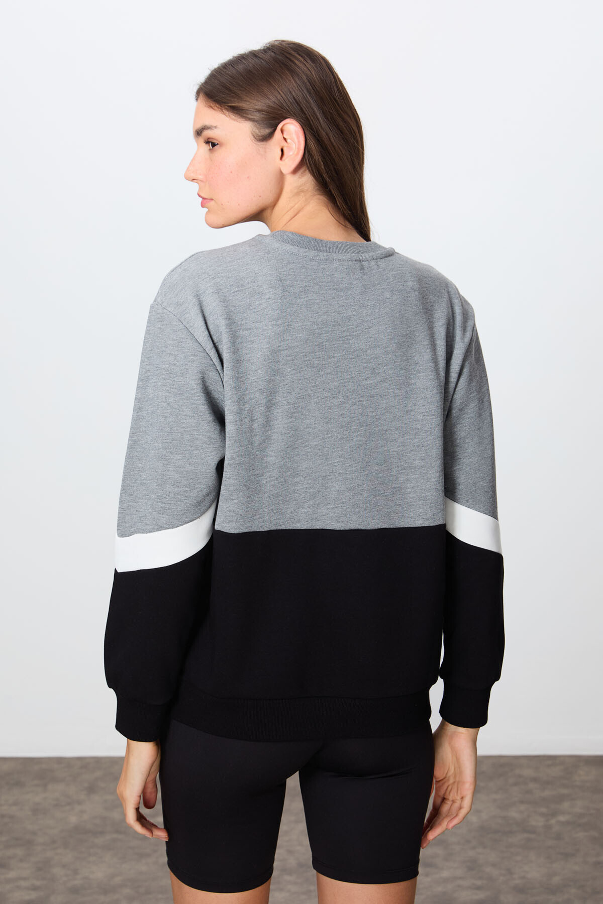 TOMMY LIFE  Gri Melanj Kompakt Pamuklu Kalın Pürüzsüz Dokulu O Yaka Oversize Fit Kadın Sweatshirt - 97289 - Görsel 6