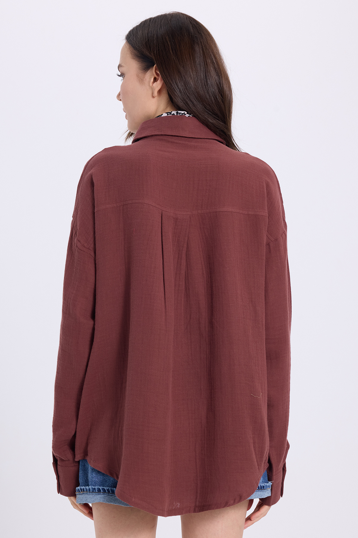 Tudors  Kadın Oversize Geniş Kesim %100 Pamuk Müslin Kumaş Uzun Kollu Cepli Dokulu Kahverengi Gömlek - Görsel 7