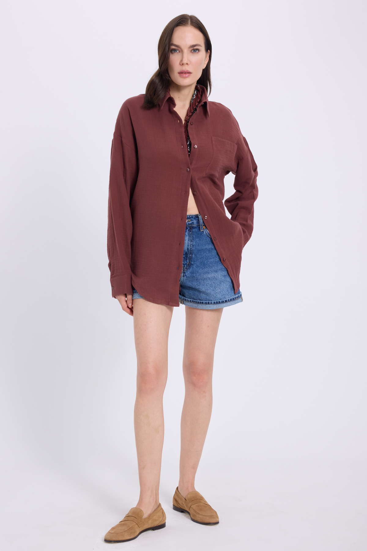 Tudors  Kadın Oversize Geniş Kesim %100 Pamuk Müslin Kumaş Uzun Kollu Cepli Dokulu Kahverengi Gömlek - Görsel 5