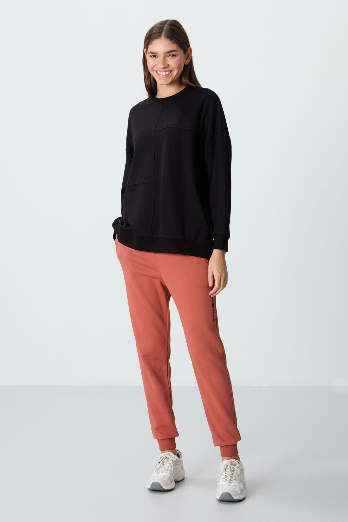 TOMMY LIFE  Siyah Kompakt Pamuklu Kalın Pürüzsüz Dokulu O Yaka Oversize Fit Kadın Sweatshirt - 97288 - Görsel 3