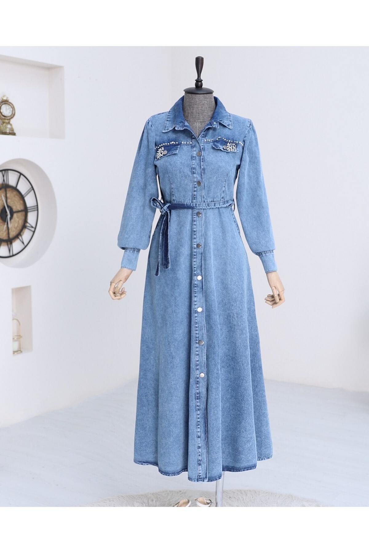 Modamorfo Sukienka dżinsowa z guzikami i zdobieniami w kolorze indygo