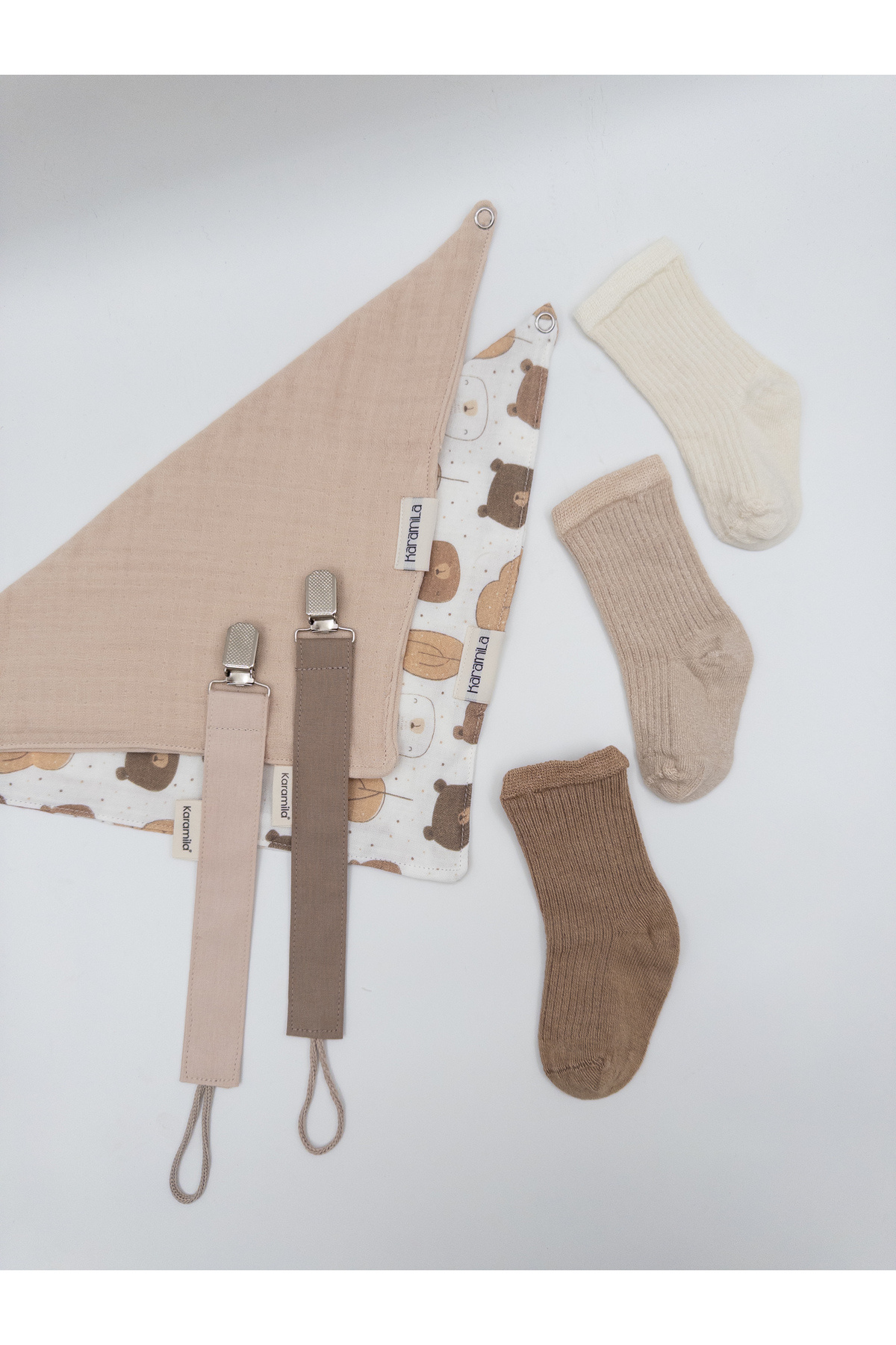 KARAMİLA Yenidoğan Bebek Hediye Seti Unisex- ( 2 adet fular,3 çift Bambu çorap, 2 adet Emzik Askısı ) fotoğrafı 3 (önizleme)