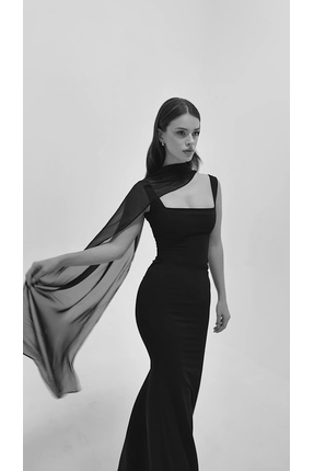 laulei Kare yaka siyah elbise