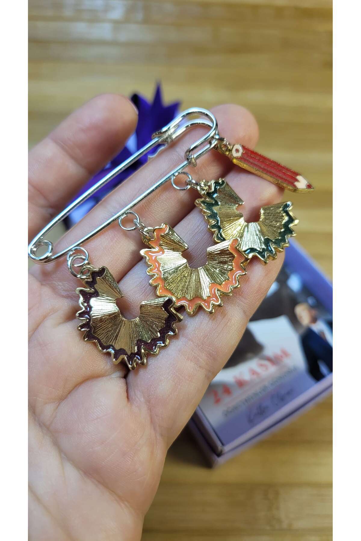 Arco Baleno Di Celine Kreş öğretmen hediyesi - Anaokul öğretmen hediye - kalem kırpık kurşun kalem iskoç iğnesi