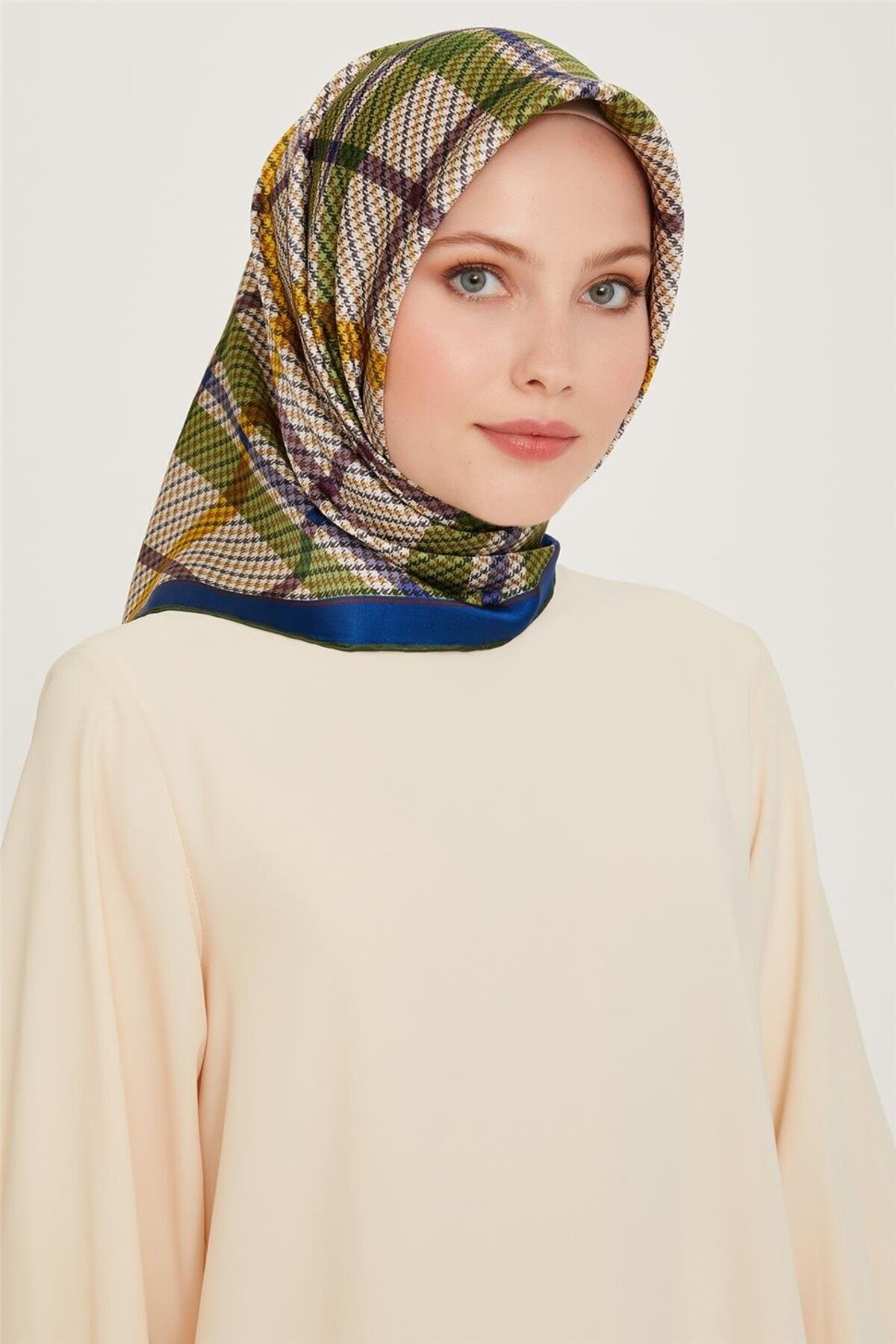 Geometrik Desenli Twill Saf İpek Eşarp 9247D 81
