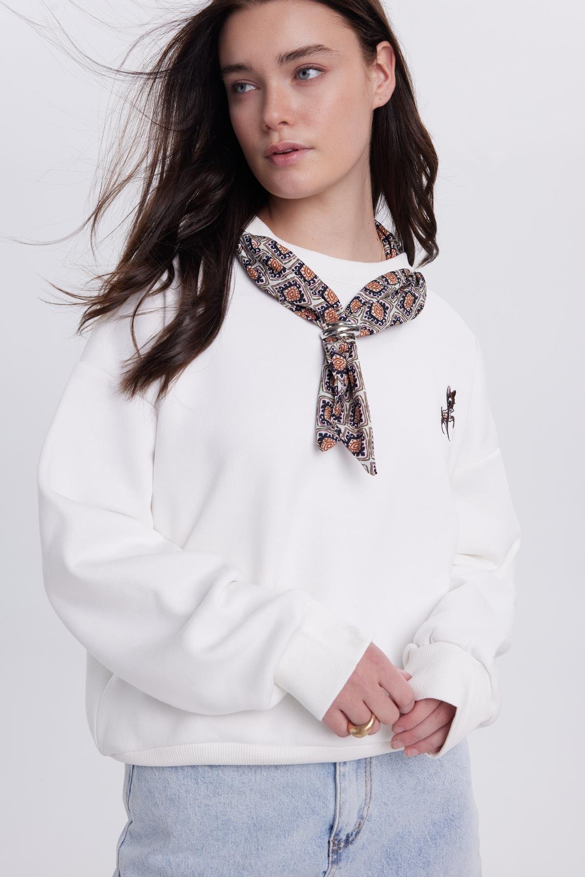 Tudors  Kadın Oversize Geniş Kesim Pamuklu Fular Detaylı Bisiklet Yaka Beyaz Sweatshirt - Görsel 2