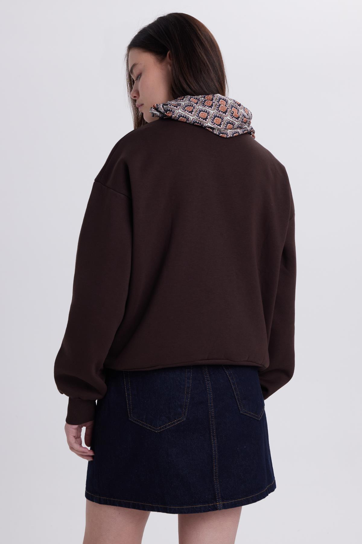 Tudors  Kadın Oversize Geniş Kesim Pamuklu Fular Detaylı Bisiklet Yaka Kahverengi Sweatshirt - Görsel 8