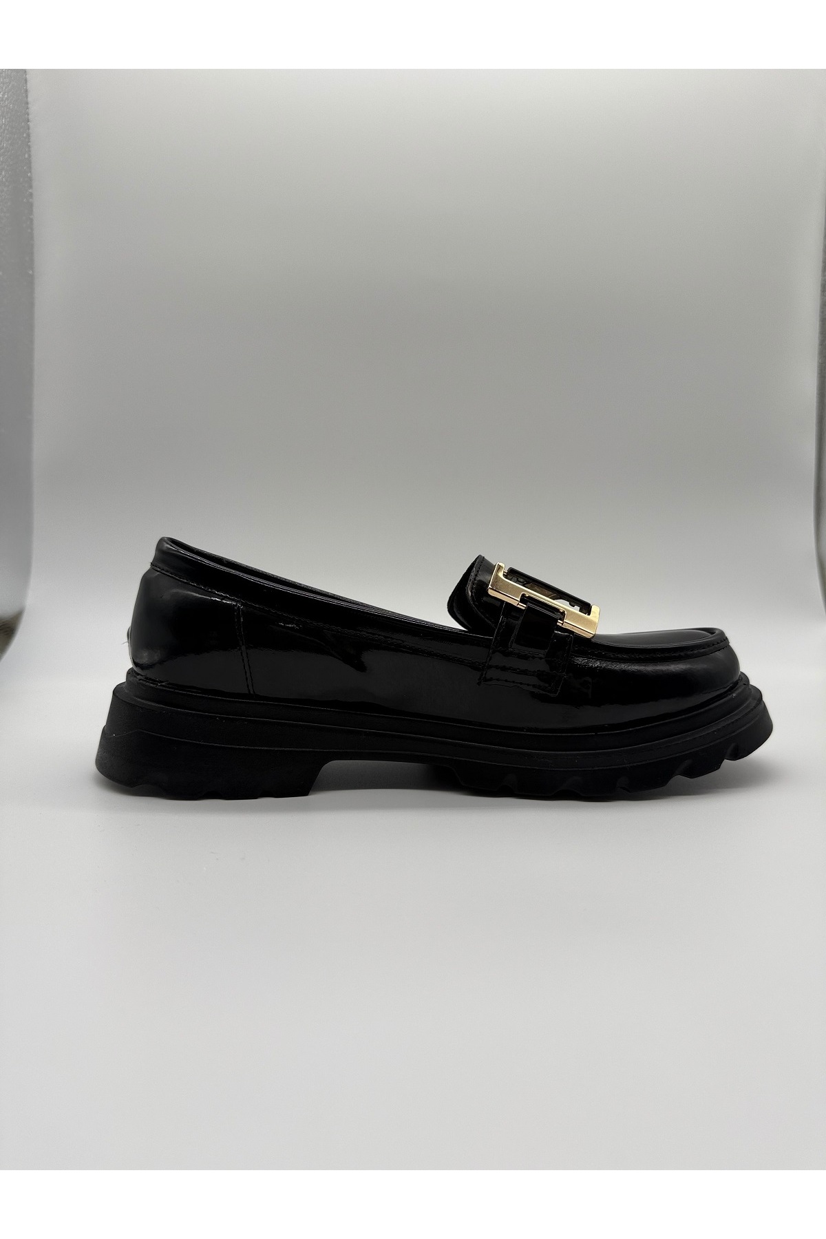 BURCU COLLECTİON HELEN KALIN TABAN GOLD TOKA DETAYLI SİYAH RUGAN LOAFER görsel 8