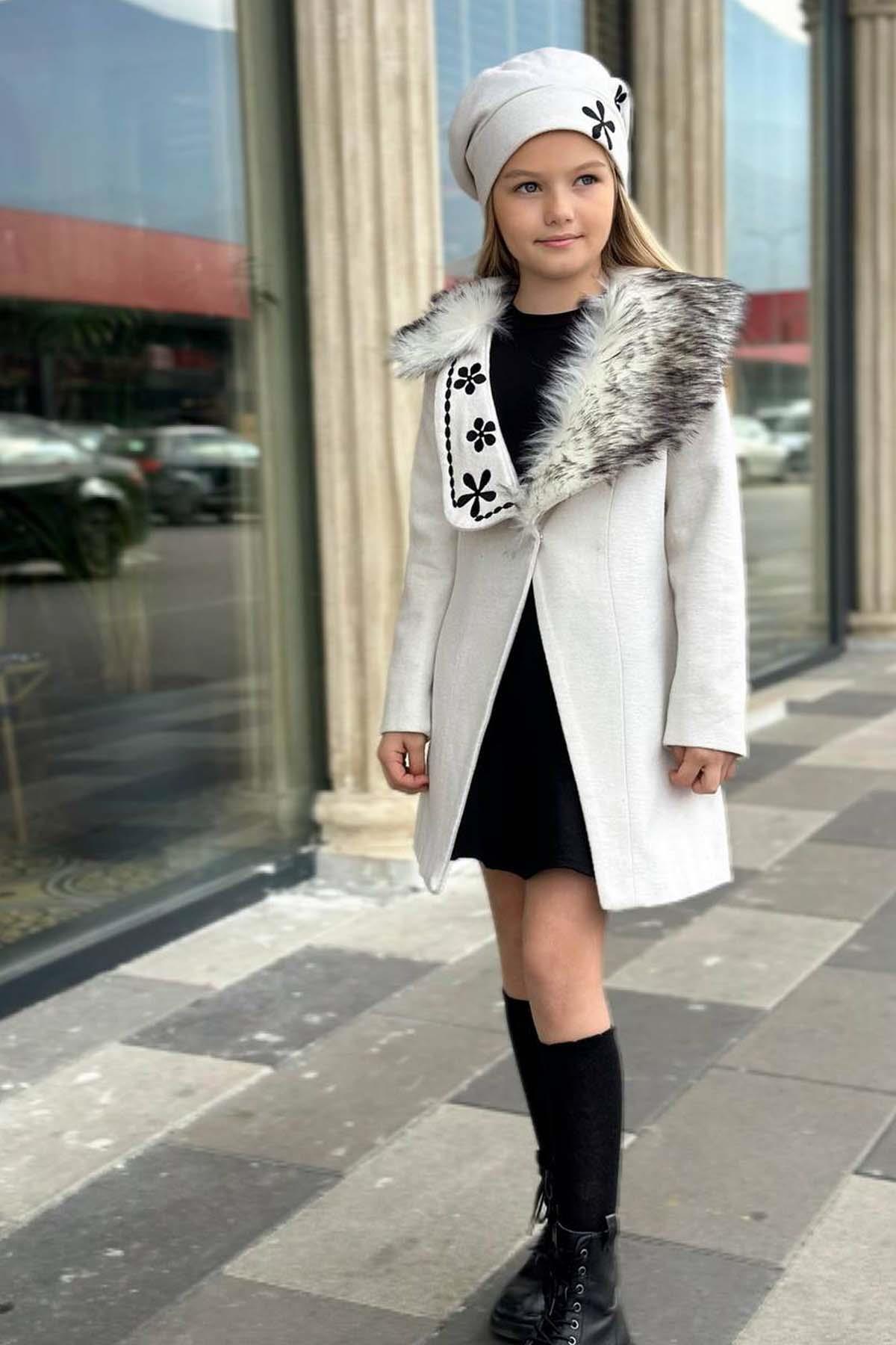 ریکوترز دامن کشمیری دخترانه به رنگ سفید صدفی با یقه خز و جزئیات شبدر