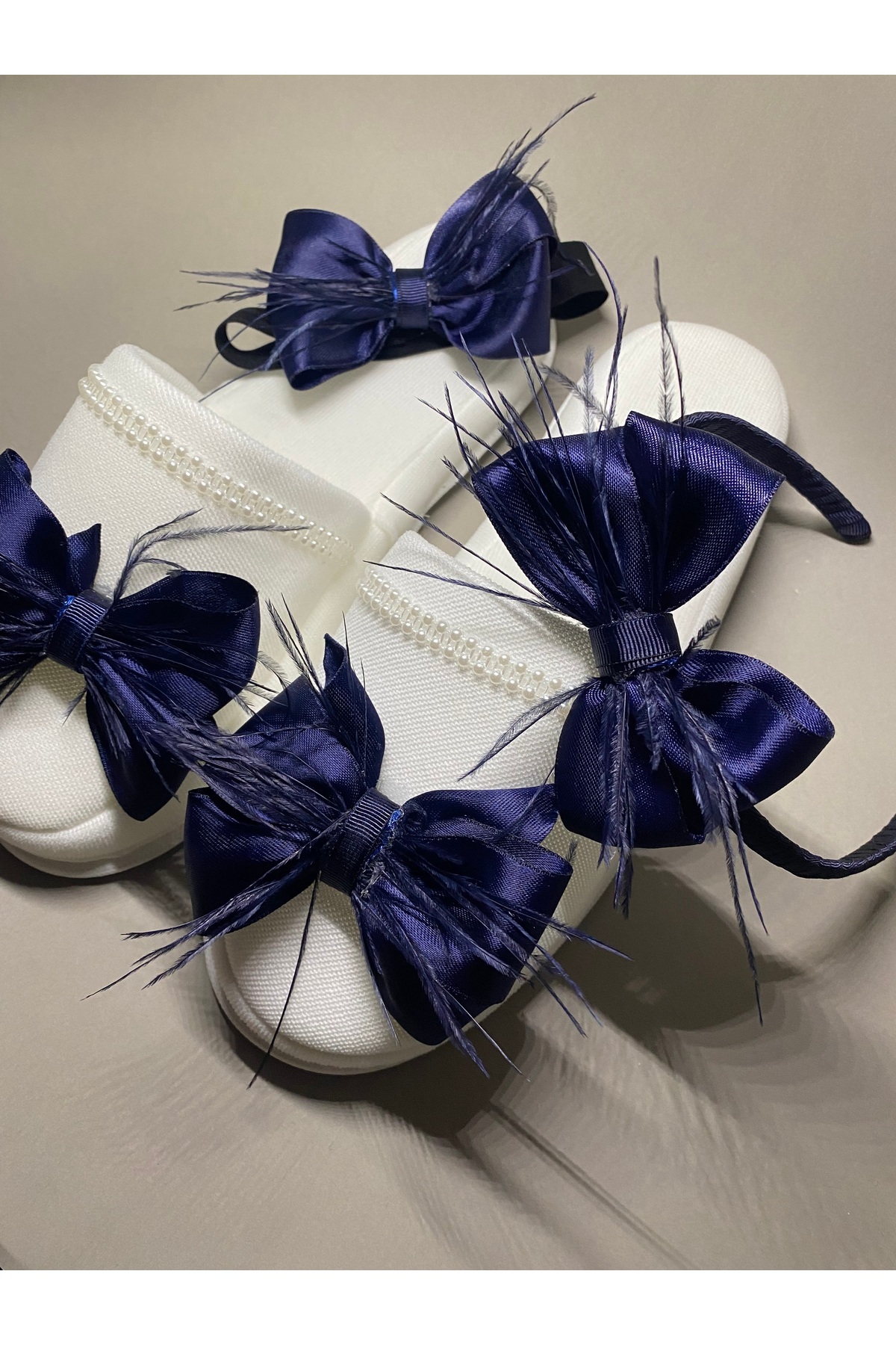 Massaltay Lacivert Tüylü Fiyonk Anne Lohusa Terliği Tacı ve Bebek Bandanası 3’lü Şık Hastane Çıkışı Seti fotoğrafı 5 (önizleme)