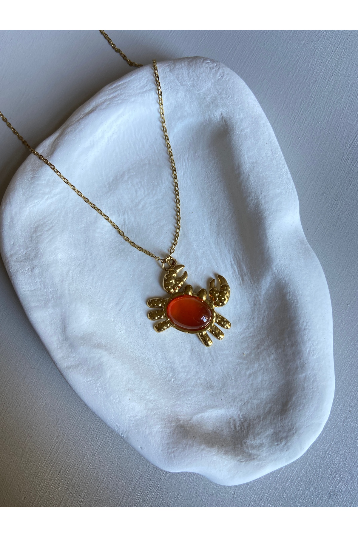 Turuncu Taşlı Yengeç Charm Çelik Zincirli Gold Kadın Kolye (40 + 5 cm) – Sevgililer Günü Özel - Detay Görseli 2