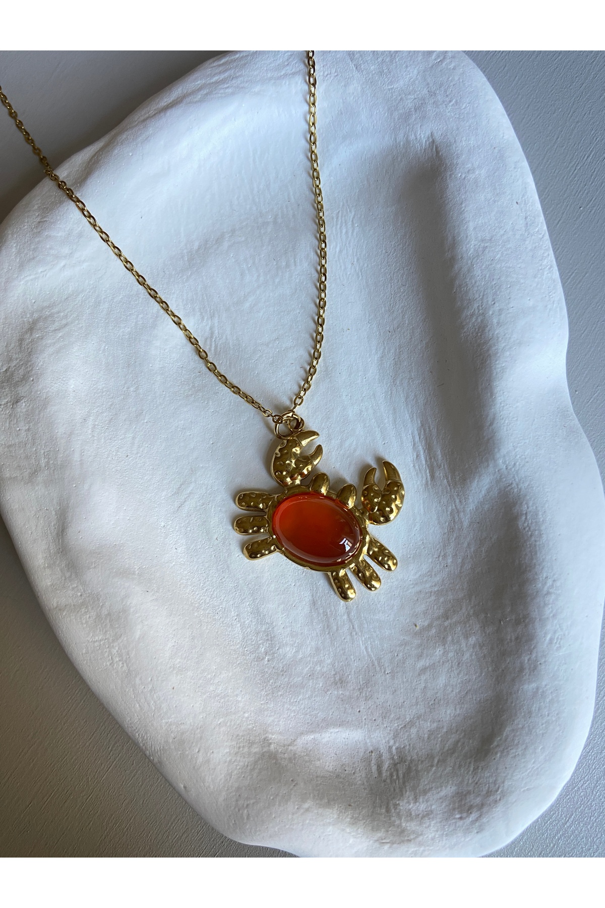 Turuncu Taşlı Yengeç Charm Çelik Zincirli Gold Kadın Kolye (40 + 5 cm) – Sevgililer Günü Özel - Detay Görseli 1