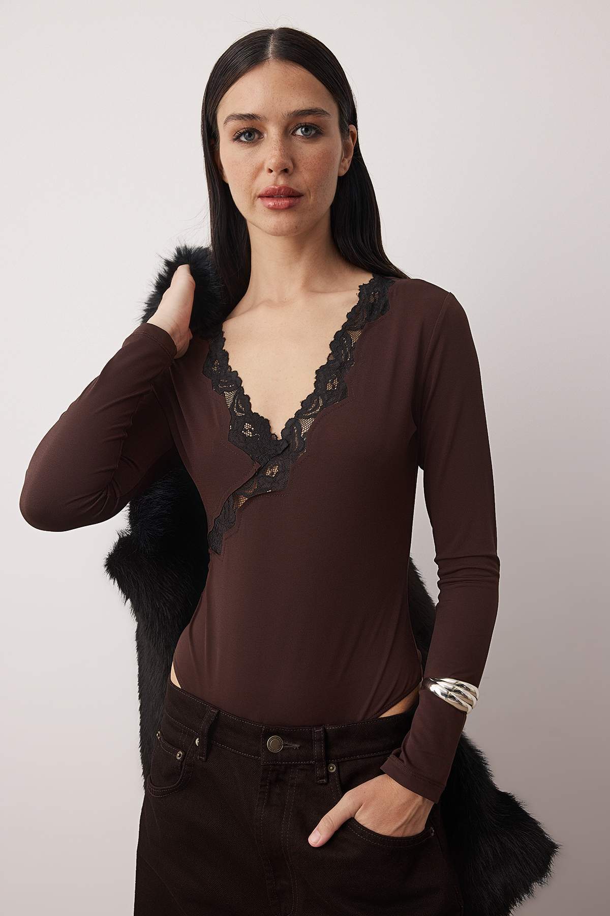 Trendyolmilla Kahverengi Dantel Şeritli V Yaka Örme Body TPRAW26BD00018