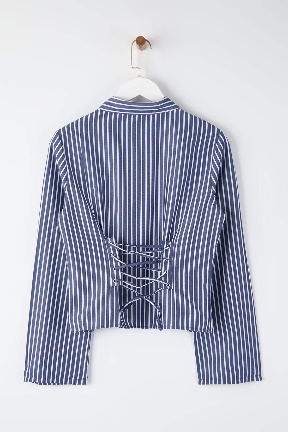 Trendyolmilla  Lacivert-Beyaz Korse Detaylı Bele Oturan Gömlek TWOAW26GO00055 - Görsel 6