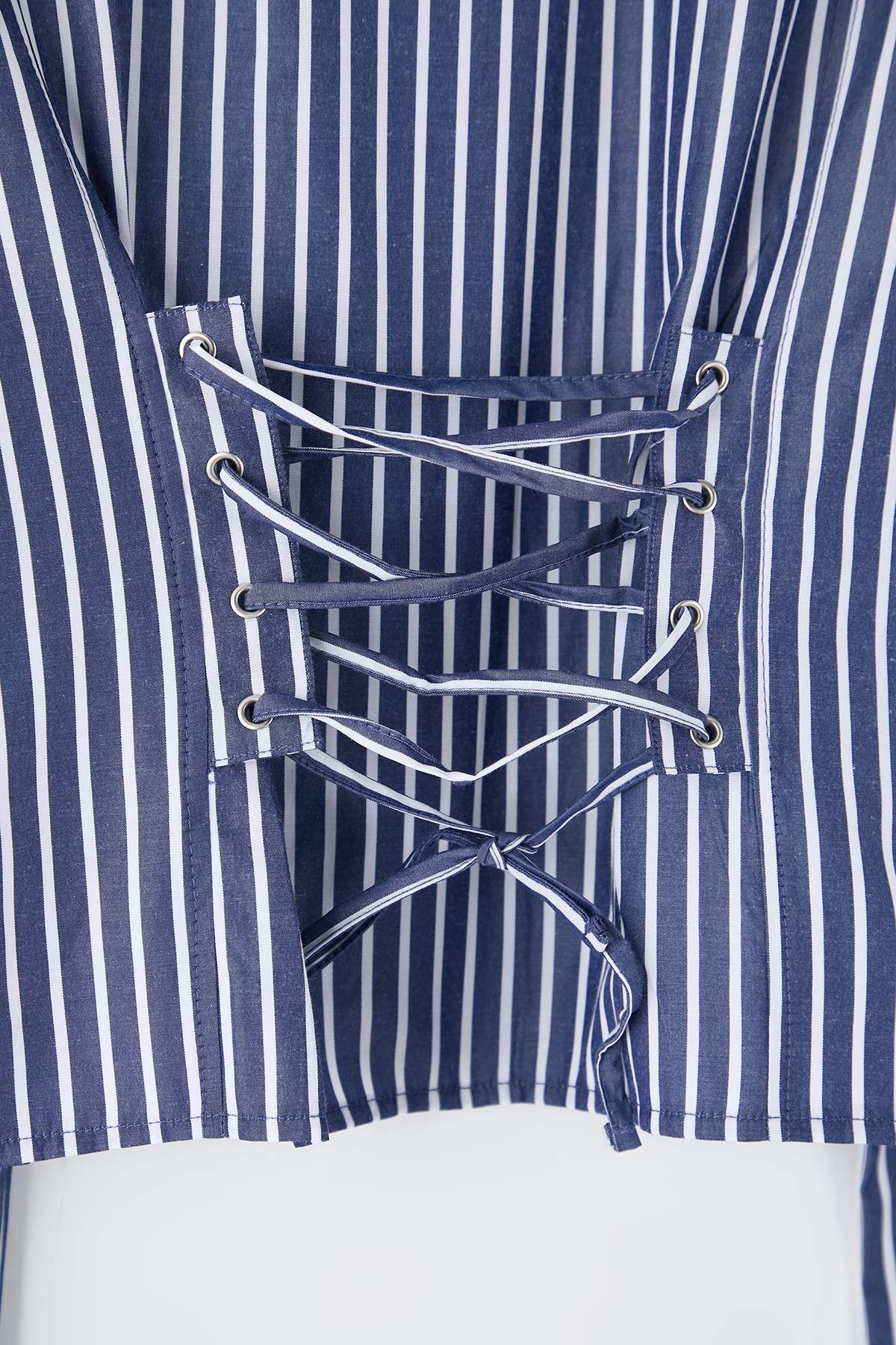 Trendyolmilla  Lacivert-Beyaz Korse Detaylı Bele Oturan Gömlek TWOAW26GO00055 - Görsel 7