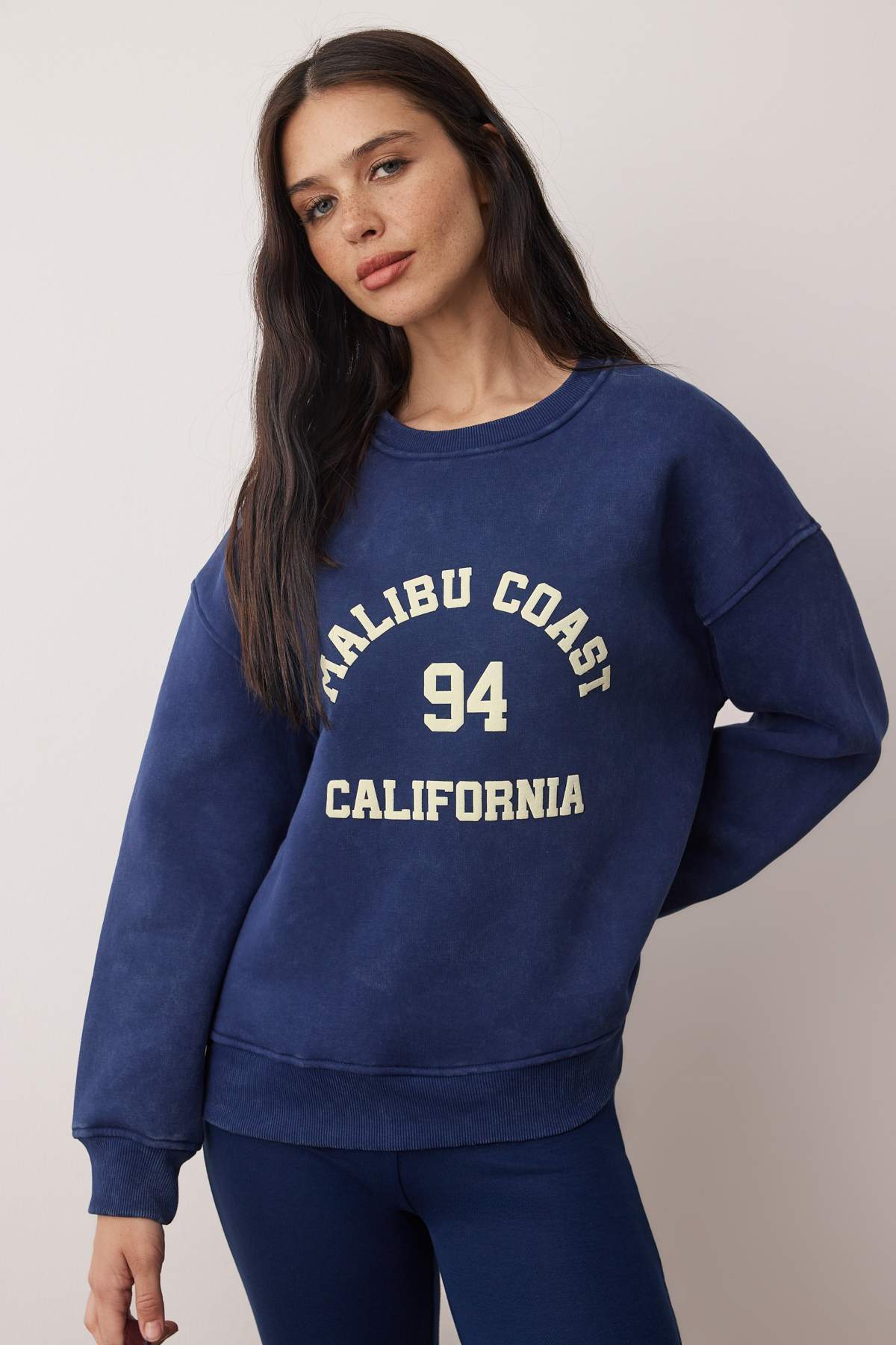 Trendyolmilla  Lacivert Oversize/Geniş Kalıp Baskılı Yıkamalı Kalın İçi Polarlı Örme Sweatshirt TWOAW26SW00249