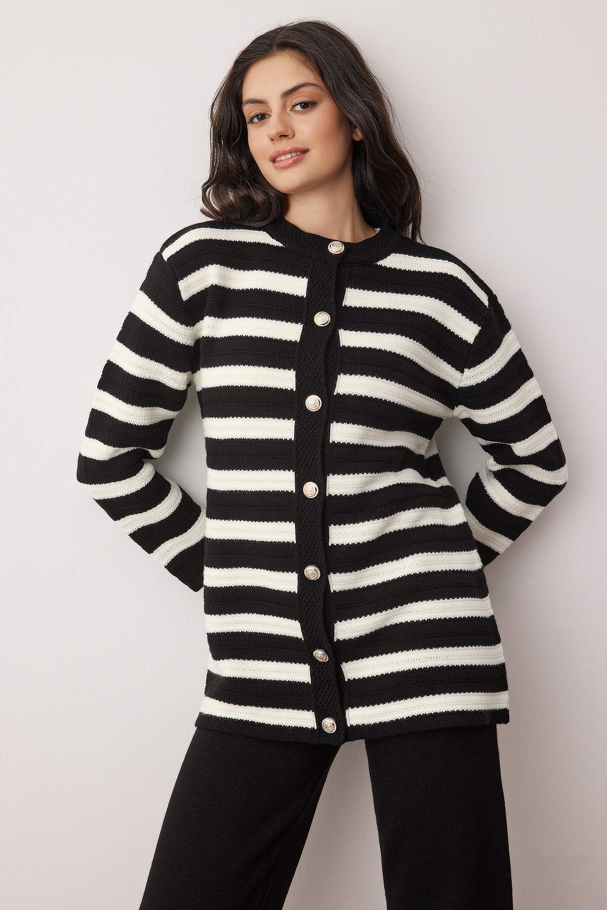 Trendyol Modest Schwarzes, durchbrochenes, gestreiftes Trikot-Hijab-Set (Unterteil und Oberteil) TCTAW26US00070