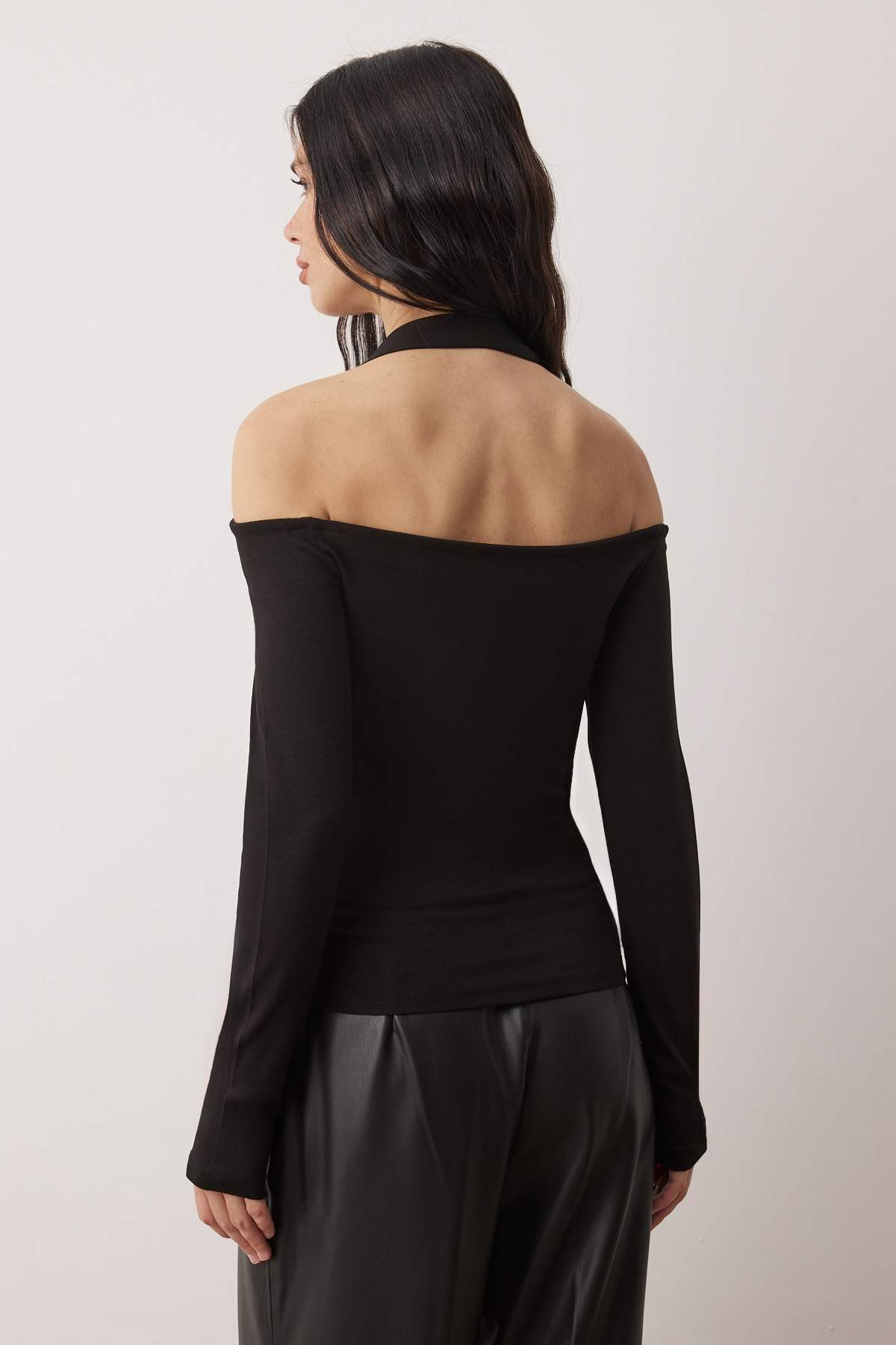 Trendyolmilla  Siyah Boyundan Aksesuar Kemer Detaylı Fitted/Vücuda Oturan Örme Bluz TWOAW26BZ00197 - Görsel 4