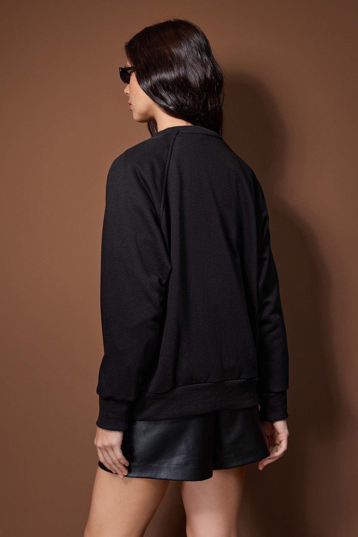 Trendyolmilla  Siyah Relaxed/Rahat Kalıp Basic Reglan Kol Bisiklet Yaka Örme Sweatshirt TWOAW26SW00030 - Görsel 5