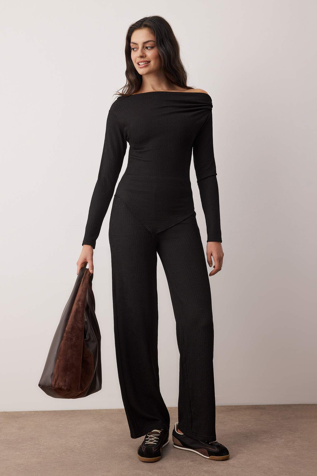 Trendyolmilla  Siyah Kayık Yaka Asimetrik Vücuda Oturan Üst Straigth Alt Örme Alt - Üst Takım TWOAW26AU00141