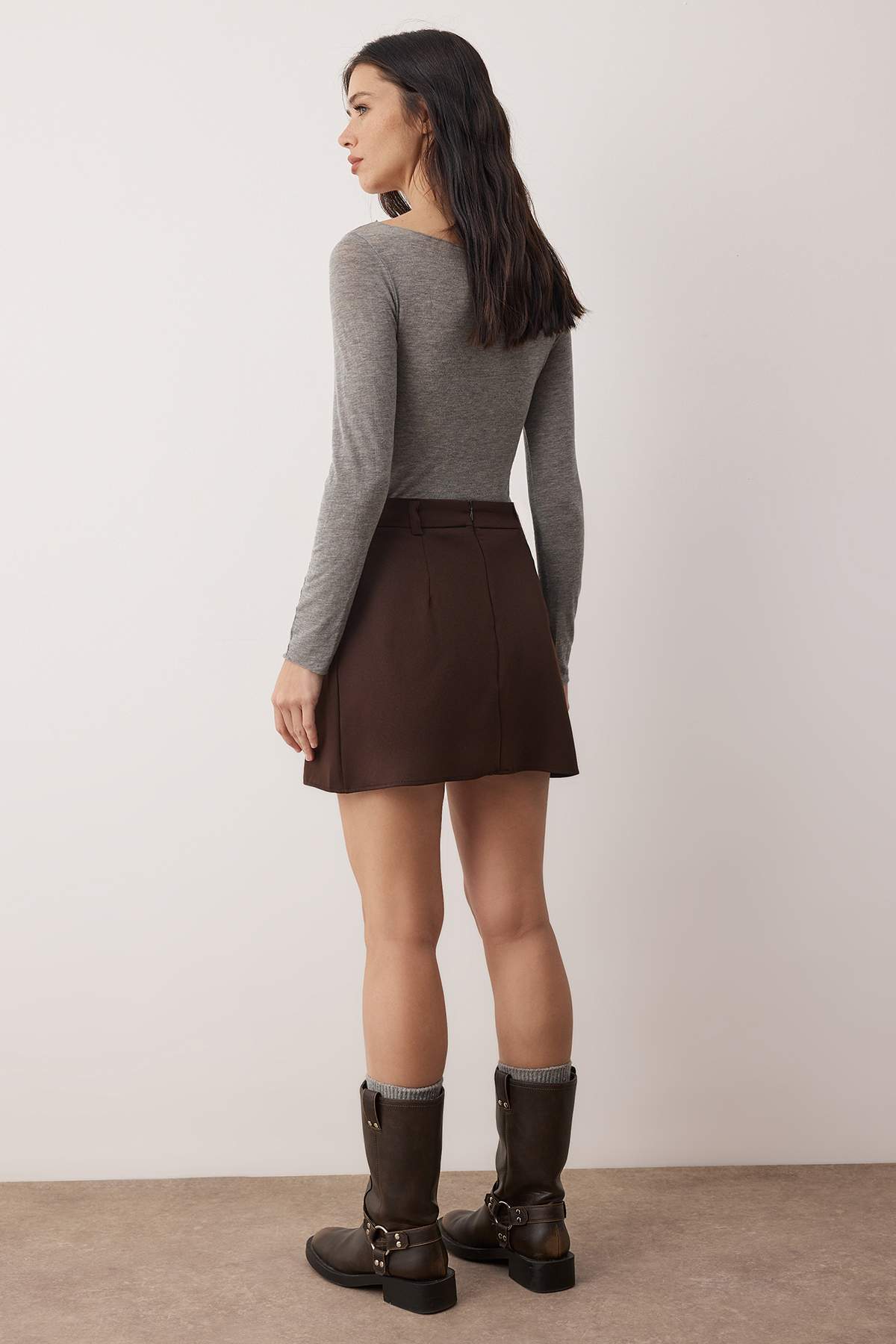 Trendyolmilla  Koyu Kahverengi Pile Detaylı Mini Yırtmaçlı Mini Boy Dokuma Etek TWOAW26ET00000 - Görsel 7