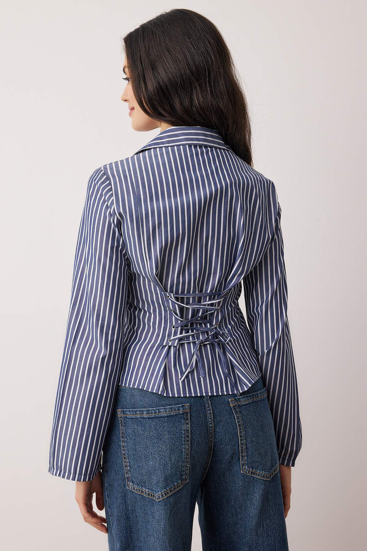 Trendyolmilla  Lacivert-Beyaz Korse Detaylı Bele Oturan Gömlek TWOAW26GO00055 - Görsel 4